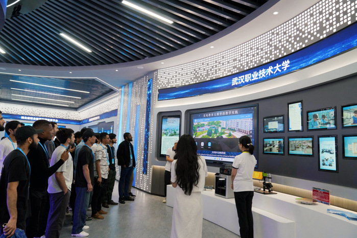武漢職業(yè)技術(shù)大學(xué)光電教育大模型亮相2025世界數(shù)字教育大會(huì)，承辦展覽展示